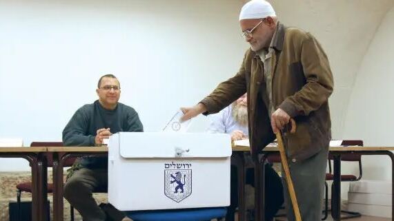 Un residente árabe de Jerusalem votando en las últimas elecciones municipales de la ciudad. 