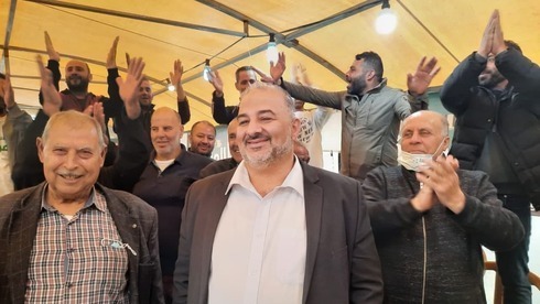 El líder de Raam, Mansour Abbas, celebra el éxito de su partido en las elecciones del 23 de marzo. 