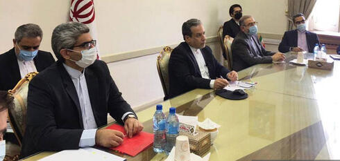 Diplomáticos iraníes asistieron, el viernes, a la conferencia virtual con las potencias firmantes del acuerdo de 2015. 