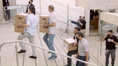 Cajas con archivos de la Fiscalía llegan al tribunal para la etapa probatoria del juicio a Netnayahu.