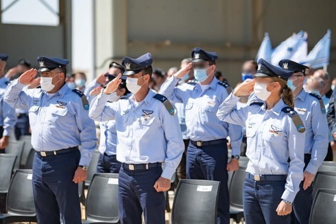 Oficiales de la Fuerza Aérea durante la presentación del nuevo avión espía 'Oron' en la base de Nevatim. 