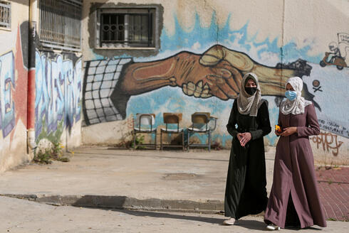 Estudiantes palestinas caminan en una universidad de Khan Younis, en el sur de la Franja de Gaza. 