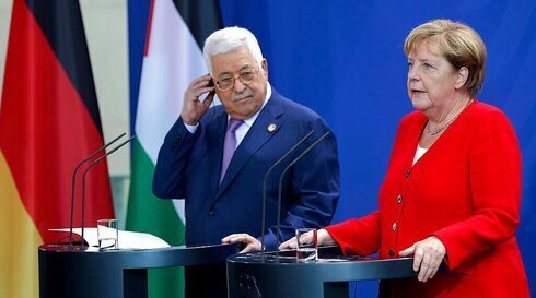 El presidente palestino Mahmoud Abbas junto a la canciller alemana Angela Merkel en el año 2019 tras una reunión mantenida en Berlín.