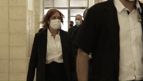 La fiscal Liat Ben-Ari llega al tribunal en la reanudación del juicio a Netanyahu.