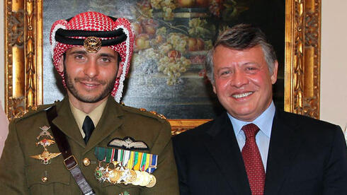 El príncipe Hamza junto a su medio hermano el rey Abdullah II de Jordania. 