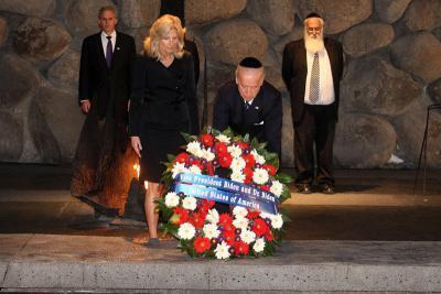 El entonces vicepresidente de Estados Unidos, Joe Biden, junto a su esposa ,depositan una ofrenda floral en el museo de Yad Vashem en Jerusalem en 2010. 