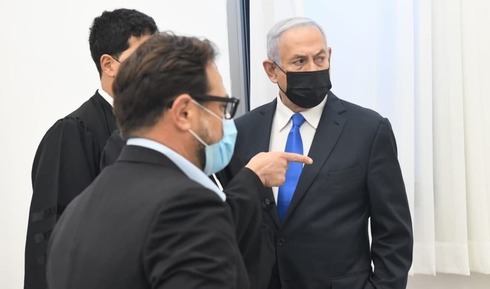 El primer ministro Benjamín Netanyahu junto a miembros de su equipo legal en el Tribunal de Distrito de Jerusalem, en febrero de 2021. 