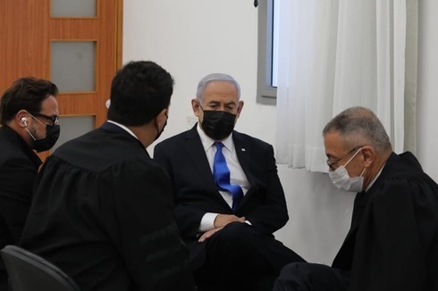 Netanyahu habla con sus abogados durante la reanudación de el juicio en su contra. 