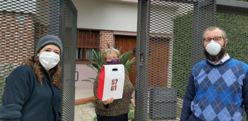 Los rabinos Rafi y Chaya Tawil reparten productos de Pésaj en Salta, Argentina. (Casa de Jabad en Salta, Argentina) Los rabinos Rafi y Chaya Tawil reparten productos de Pésaj en Salta, Argentina,