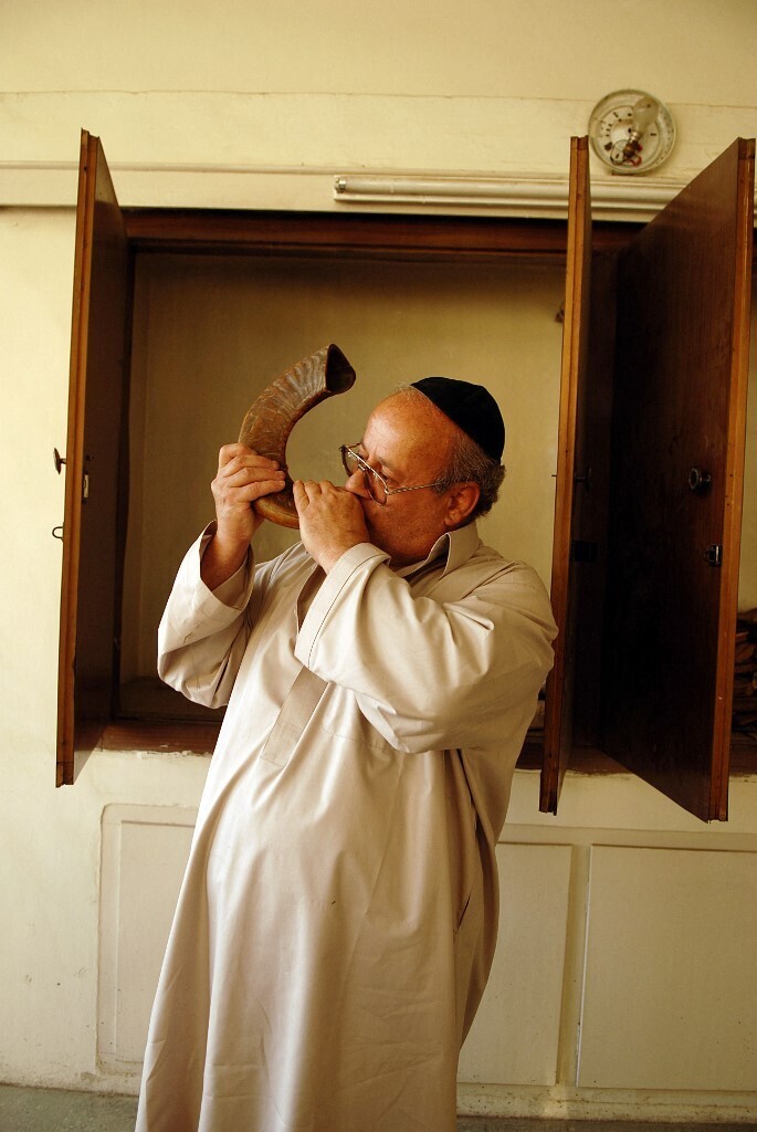 Zabulon Simantov toca el shofar en la sinagoga de Kabul en 2007.