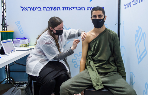 Un estudiante de escuela secundaria es vacunado contra el coronavirus en Jerusalem. (Shalev Shalom ) Un estudiante de escuela secundaria es vacunado contra el coronavirus en Jerusalem.