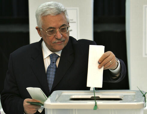 El presidente palestino Mahmoud Abbas deposita su voto en las elecciones parlamentarias palestinas de 2006 en Ramallah. 