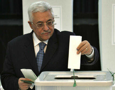 El presidente palestino Mahmoud Abbas deposita su voto en las elecciones parlamentarias palestinas de 2006 en Ramallah. (AP) El presidente palestino Mahmoud Abbas deposita su voto en las elecciones parlamentarias palestinas de 2006 en Ramallah.