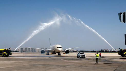 Un saludo de agua da la bienvenida a un avión Boeing 787-9 "Dreamliner" de Etihad Airways después de aterrizar a su llegada desde los Emiratos Árabes Unidos. 