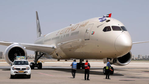 El Boeing 787-9 "Dreamliner", de Etihad Airways, exhibe las banderas israelí y emiratí a su llegada al aeropuerto Ben Gurion, de Tel Aviv. 