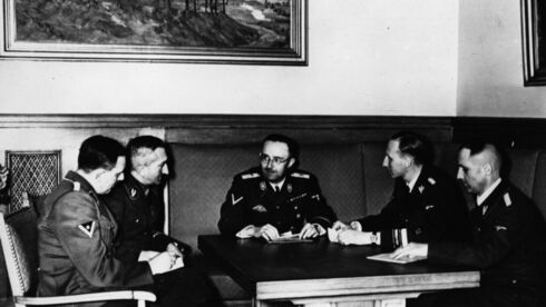 El jefe de las SS, Heinrich Himmler (centro de la imagen) con Franz Josef Huber (primero a la izquierda). 