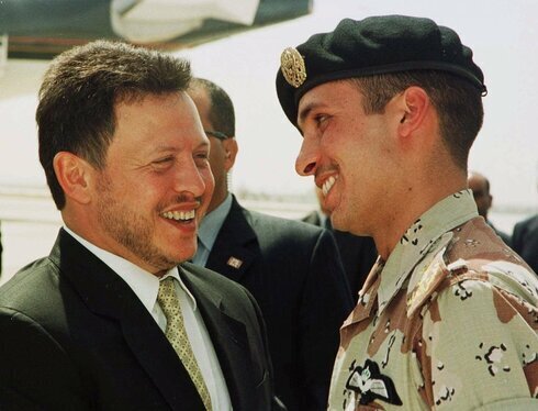 El rey Abdullah II de Jordania con su medio hermano, el príncipe Hamzah (derecha) en 2001. 