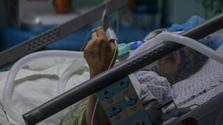 Una paciente con coronavirus en un hospital de Rafiah, Gaza.
