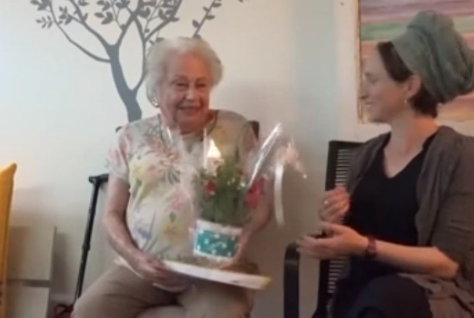 Un regalo para Inés Zaduk, sobreviviente del Holocausto que brindó su testimonio en Yom HaShoá. (Lihi Krupnik) Sobreviviente