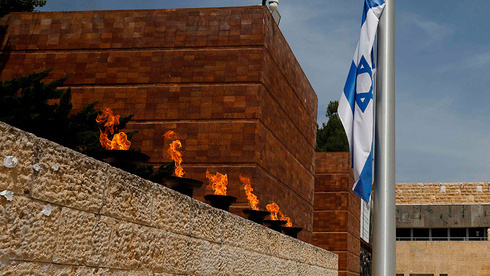 Las antorchas conmemorativas que fueron encendidas en Yad Vashem en 2020. 