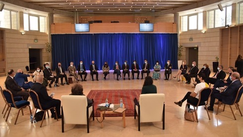 Los embajadores en el evento "Memoria en la sala de estar". (Ministerio de Relaciones Exteriores de Israel) Los embajadores en el evento "Memoria en la sala de estar".