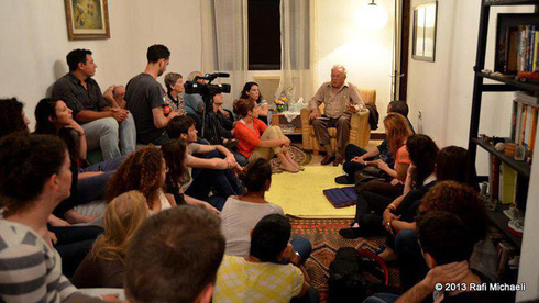 Los israelíes se reúnen en casas privadas para escuchar las experiencias de los sobrevivientes del Holocausto. (Rafi Michaeli) Los israelíes se reúnen en casas privadas para escuchar las experiencias de los sobrevivientes del Holocausto.