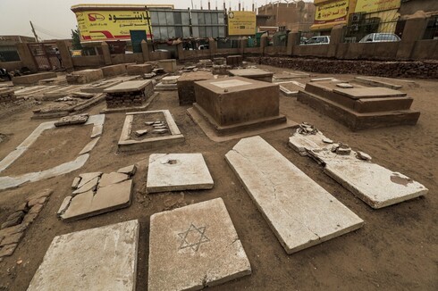Lápidas semiderruidas en el pequeño cementerio judío de Jartum. 