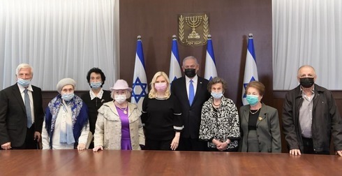 Benjamin Netanyahu y su esposa Sara se reunieron con sobrevivientes del Holocausto un día antes de su conmemoración. (GPO) Benjamin Netanyahu y su esposa Sara se reunieron con sobrevivientes del Holocausto un día antes de su conmemoración.