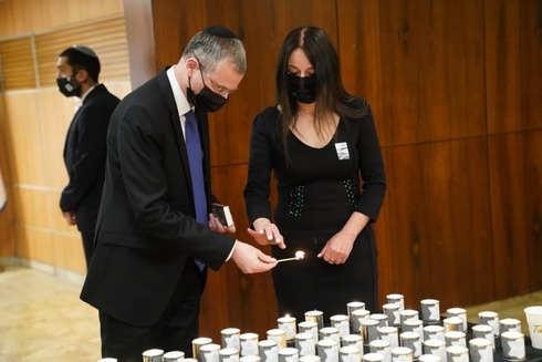 El presidente de la Knesset, Yariv Levin, enciende la vela yiskor en el Parlamento.