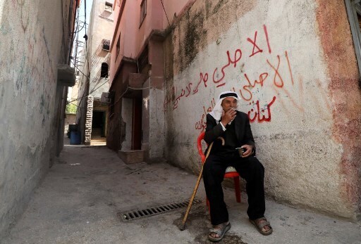 Un hombre palestino toma un café en las calles de Cisjordania. 
