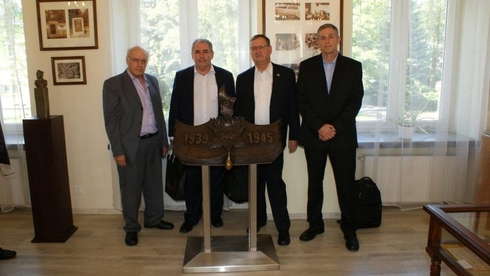 Roland Steinbrecher (izq.) junto al personal de la fábrica de armas de Polonia. 