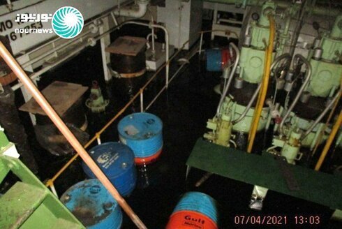 Esta foto publicada por Nournews el jueves 8 de abril de 2021 muestra la sala de máquinas inundada del barco iraní MV Saviz después de ser atacado en el Mar Rojo. 