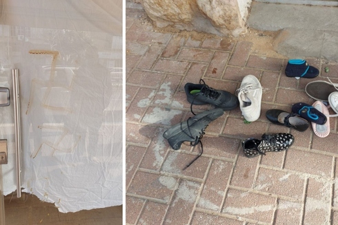 La esvástica y los zapatos, símbolo de los niños asesinados en la Shoá, en la tienda de un hombre ultraortodoxo en Ramat Gan. 