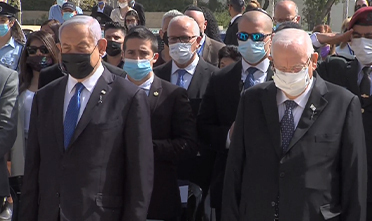 Benjamín Netanyahu y Reuven Rivlin durante la ceremonia en Yad Vashem.