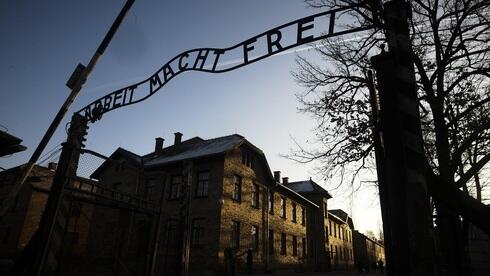 Campo de Auschwitz: "El trabajo te libera".