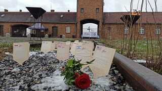 Homenaje a las víctimas de la Shoá en Auschwitz.
