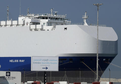 El buque de carga de propiedad israelí Helios Ray se encuentra atracado en el puerto de Duba. 