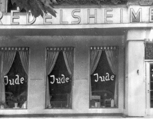 La palabra "Jude" ("Judío") escrita en las ventanas de una tienda propiedad de judíos en Berlín en noviembre de 1938. 