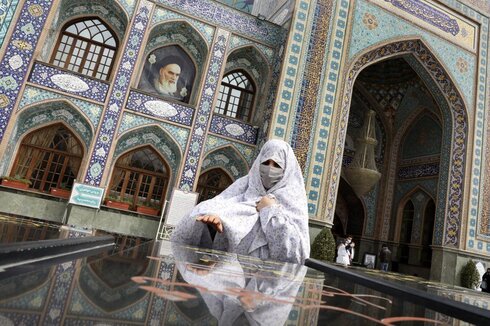 Una mujer reza con la mascarilla puesta en el santuario de Saint Saleh en el norte de Teherán, Irán. 