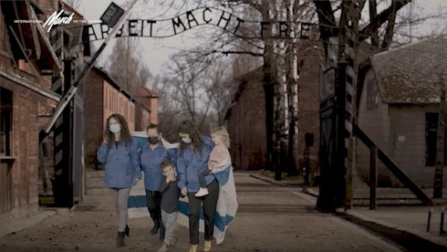 La sobreviviente de la Shoá Vera Grosman y su familia en la marcha virtual en Auschwitz.
