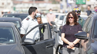 El presidente de la Israelíes guardan silencio durante dos minutos para recordar a las víctimas en Tel Aviv., Yariv Levin, enciende la vela yiskor en el Parlamento.