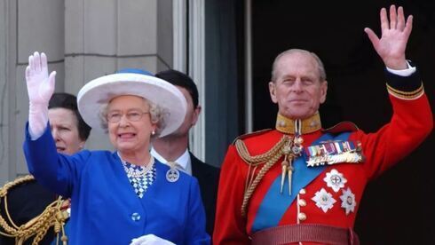 La reina Isabel II y el príncipe Felipe saludan desde el balcón del Palacio de Buckingham durante un acto oficial en 2003. 