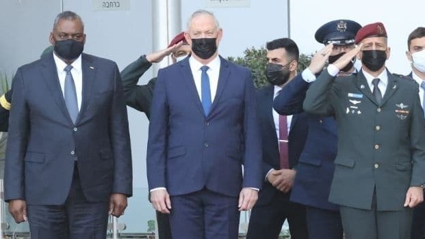 El secretario de Defensa estadounidense, Lloyd Austin (izquierda), el ministro de Defensa, Benny Gantz (centro) y el jefe del Ejército, Aviv Kochavi, en la sede del Ministerio de Defensa en Tel Aviv. 
