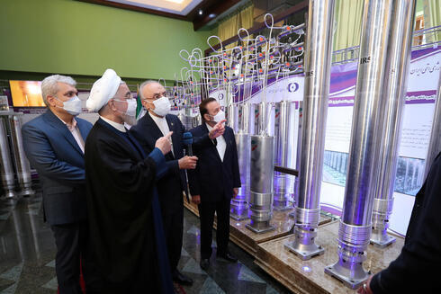 El presidente de Irán, Hassan Rouhani, durante un recorrido por la central nuclear de Natanz.