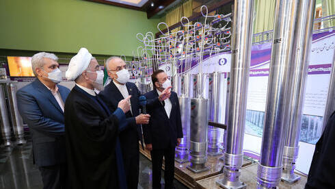 El presidente de Irán, Hassan Rouhani, durante un recorrido por la central nuclear de Natanz.