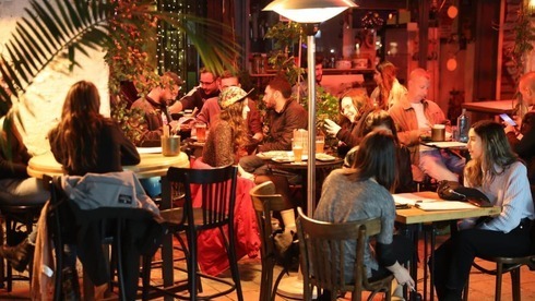 Un restaurante de Tel Aviv repleto de personas a principios de abril.