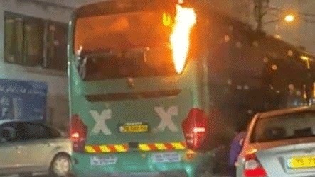 El autobús incendiado tras ser alcanzado por una bomba molotov. 