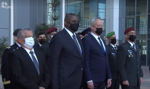 Lloyd Austin y Benny Gantz en la sede del Ministerio de Defensa en Tel Aviv.