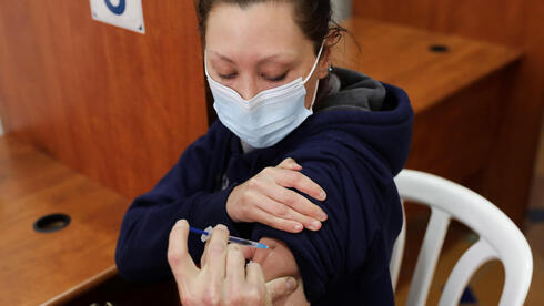 Una mujer recibe la vacuna de Pfizer contra el coronavirus en Jerusalem.