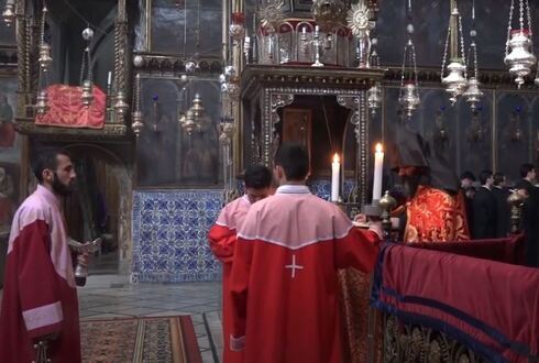 Oraciones en la Catedral de Santiago en el barrio armenio de la Ciudad Vieja de Jerusalem. 